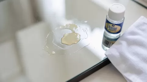 czym usunąć klej z lustra