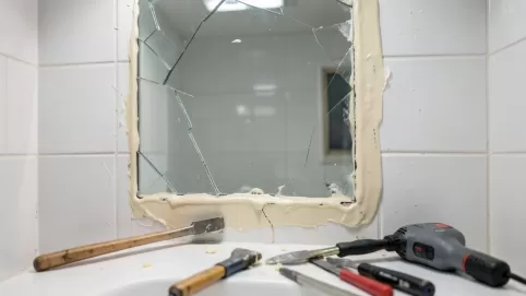 demontaż lustra klejonego