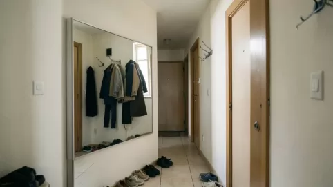 duże lustro w małym przedpokoju