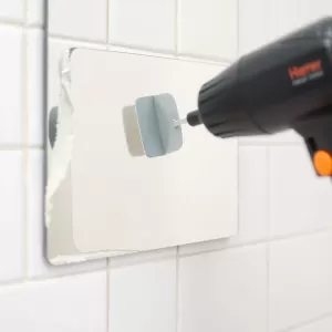 Jak odkleić lustro do plytek
