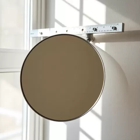 Jak powiesić lustro pod kątem