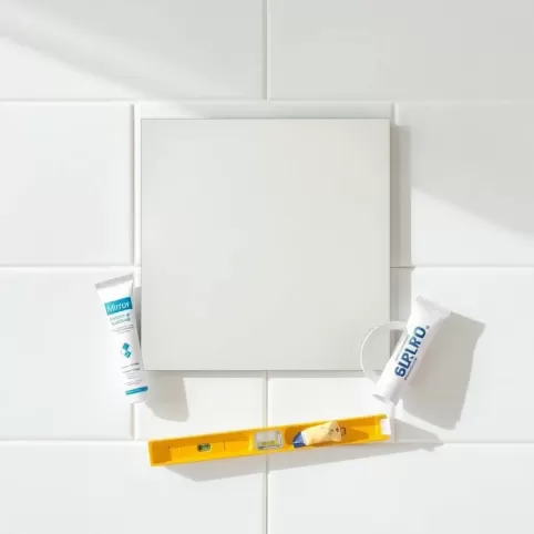 Jak przykleić lustro do płytek