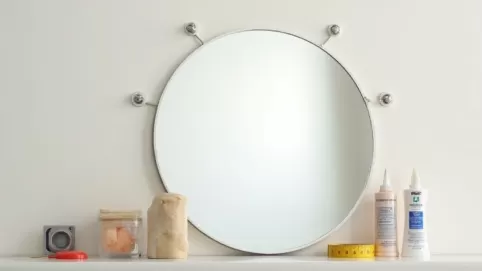 Jak przykleić lustro do pomalowanej ściany