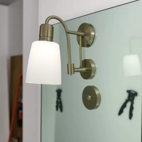 Jak zamontować kinkiet na lustrze