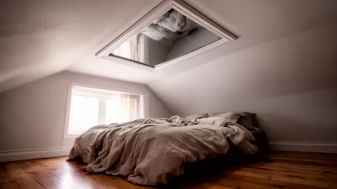 montaż lustra na suficie