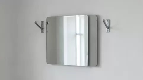 Montaż lustra na zawieszkach