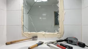 demontaż lustra klejonego