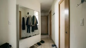 duże lustro w małym przedpokoju