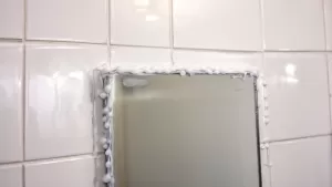 Klejenie lustra do płytek